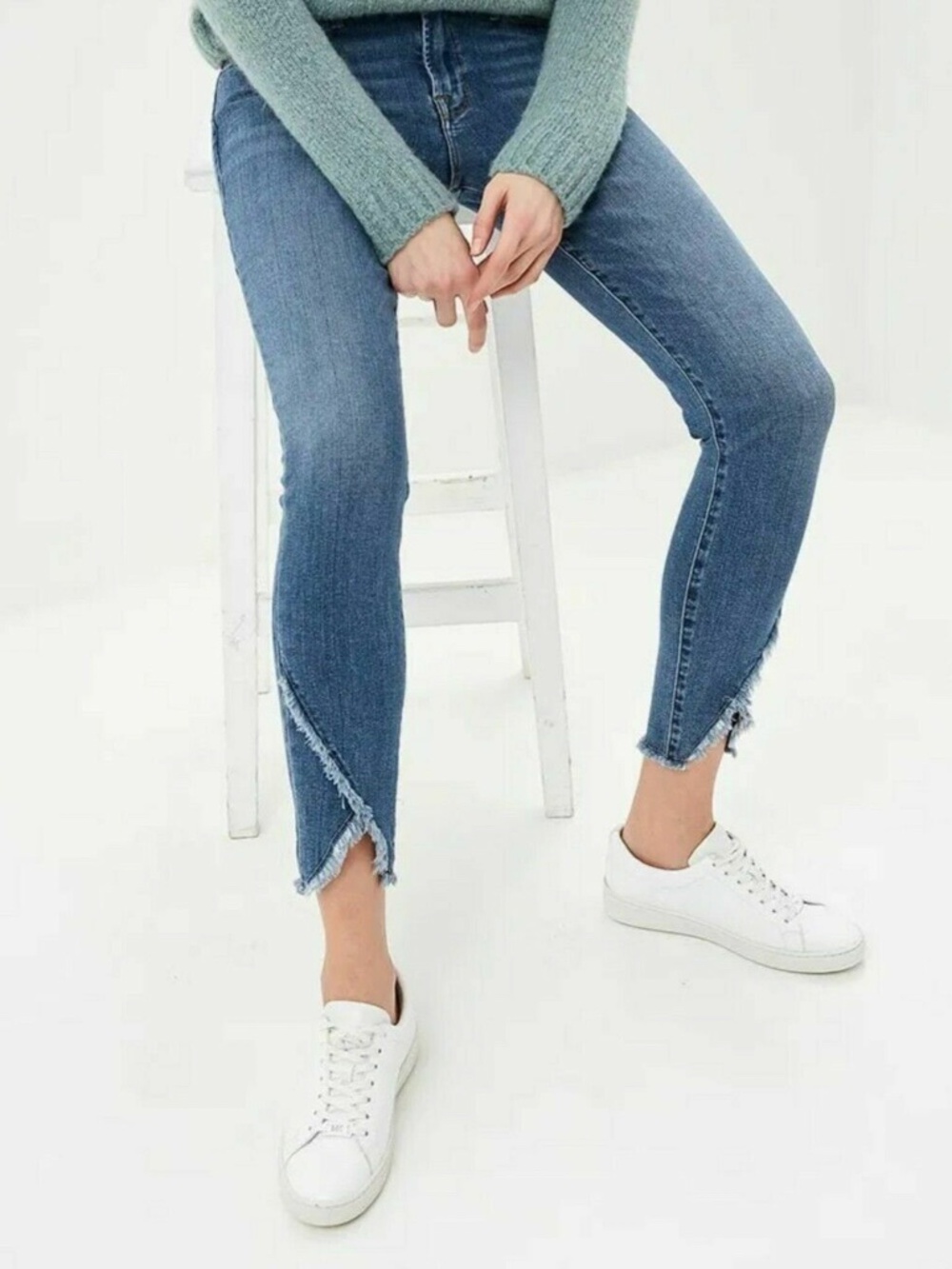 FRAME Jeans Le Skinny de Jeanne Mid Rise Skinny Fit Asymmetrical Hem Distressed